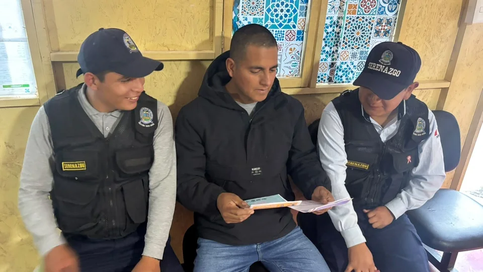 Equipo de MOLLEPATA S.A.C. durante una reunión de coordinación y revisión documental