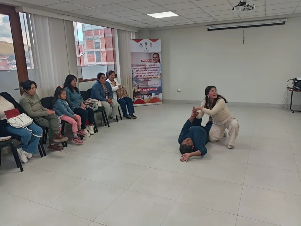 Participante ejecutando práctica de uso de extintor durante una capacitación de MOLLEPATA S.A.C.