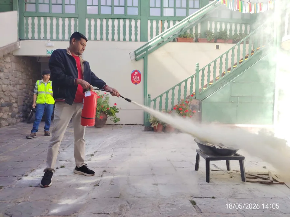 Sesión práctica de capacitación con demostración en aula