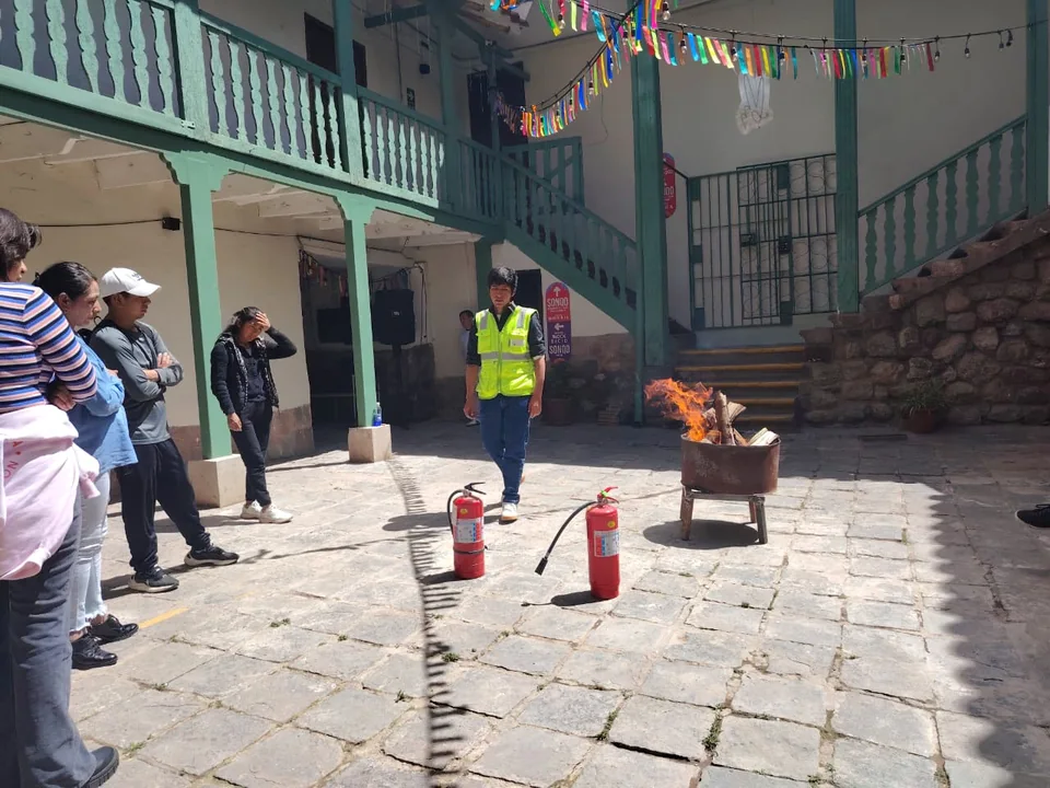 Demostración controlada de fuego y equipos durante una actividad institucional