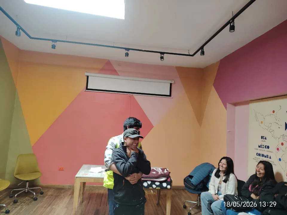 Práctica de primeros auxilios y atención inicial durante una sesión de entrenamiento