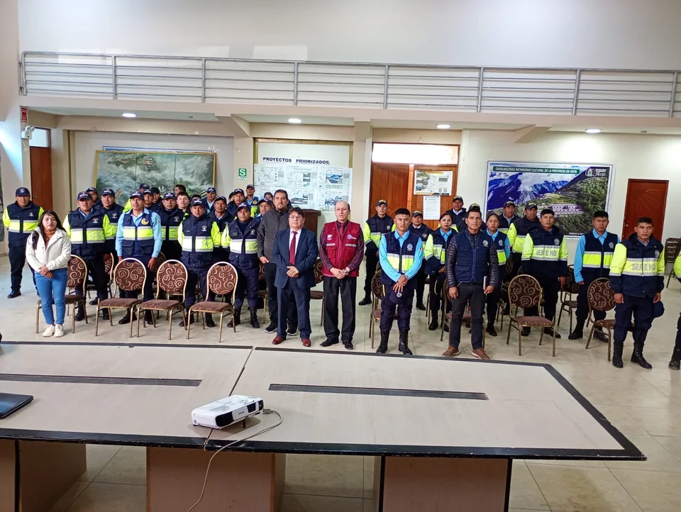 Equipo y participantes durante una actividad grupal de aprendizaje