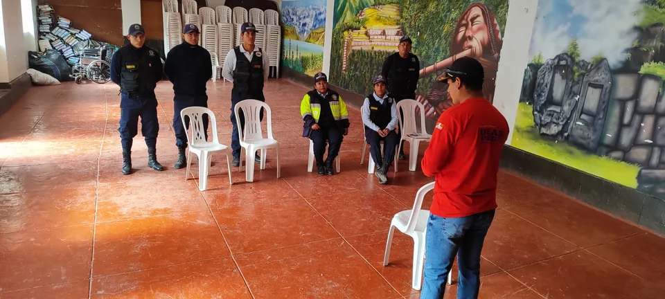 Sesión de briefing y trabajo en equipo en ambiente de capacitación