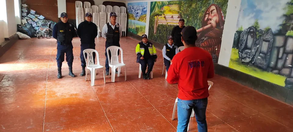 Actividad práctica en espacio abierto con equipos y participantes
